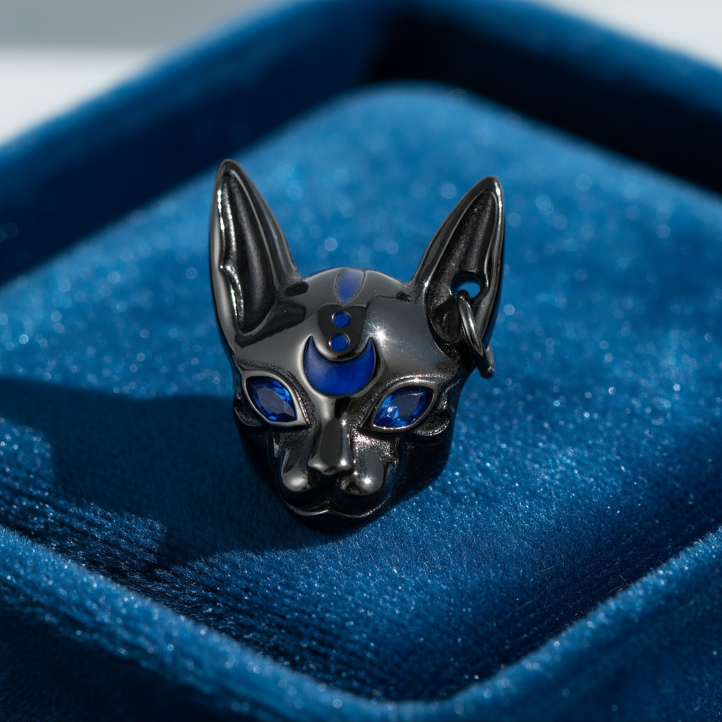 AUREBAST™ Bastet Charm – Gato Egipcio en Plata 925 con Pirámide de Resina