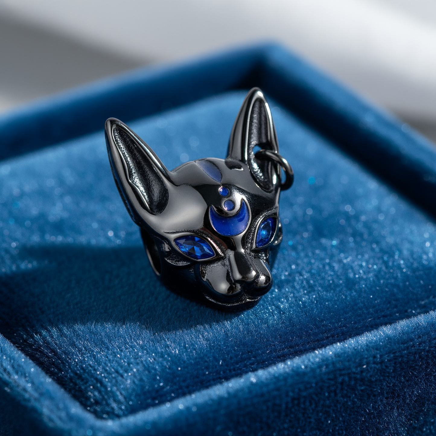 AUREBAST™ Bastet Charm – Gato Egipcio en Plata 925 con Pirámide de Resina