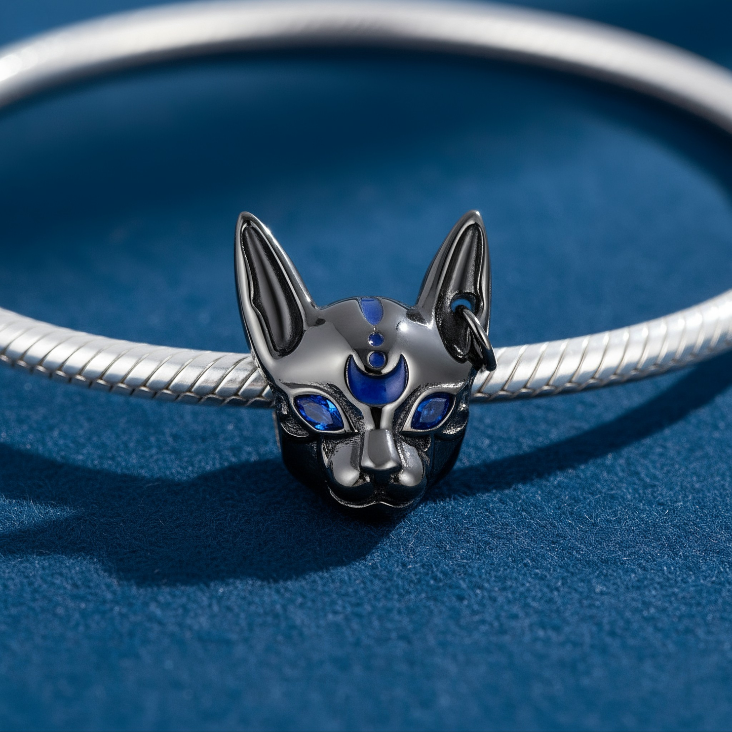 AUREBAST™ Bastet Charm – Gato Egipcio en Plata 925 con Pirámide de Resina
